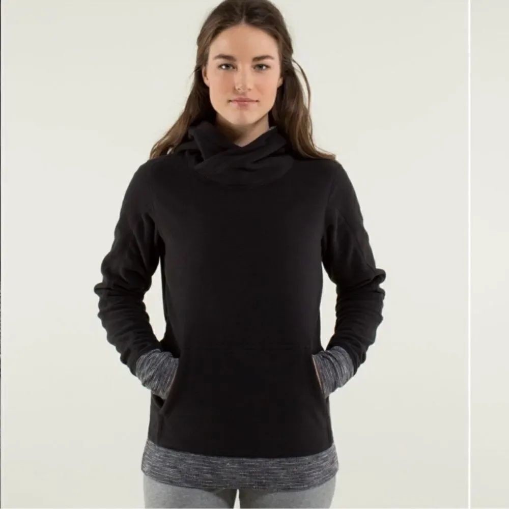 Lululemon women’s hooded Fleece pullover sweatshirt with hand covers size 4